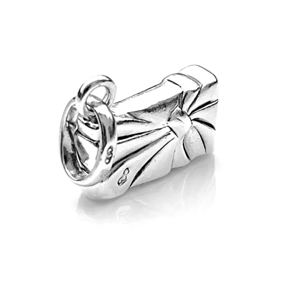 Side profile showing the gift box charm’s dimensions and details