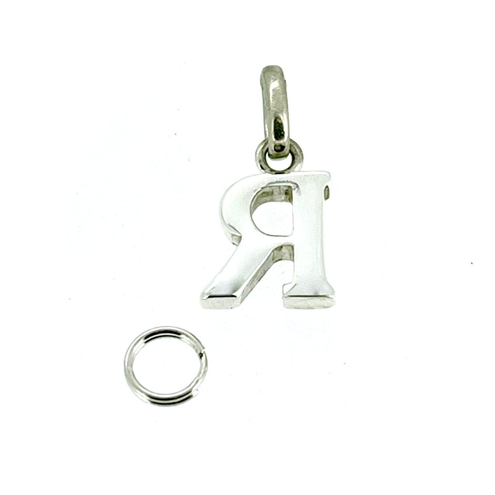 Detailed shot of the oval loop/bail and 7mm split ring attachment.