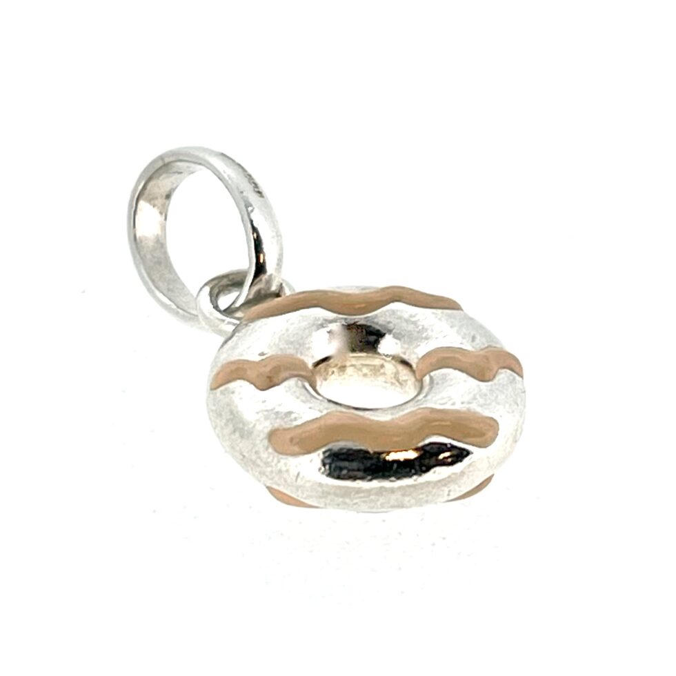 Side profile showing the charm’s 4mm thickness.