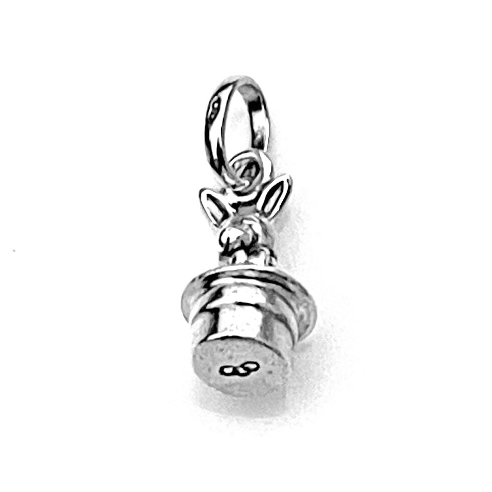 Close-up of the oval bail and split ring attachment.