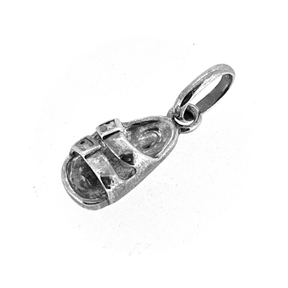 Side profile showing the charm’s 5mm thickness.