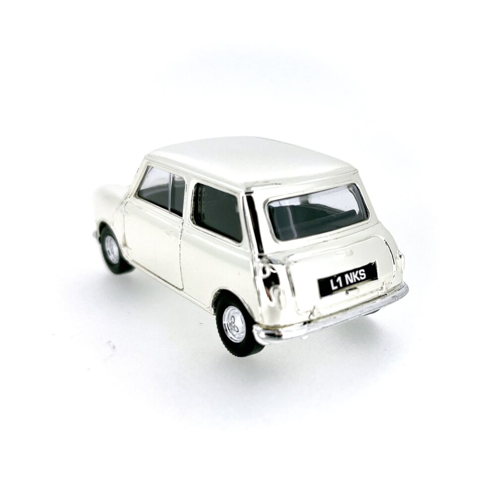 Detailed view of the number plate reading LINKS1 on the silver-plated Mini.