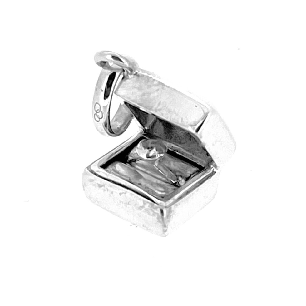 corner of the Vintage Links of London Ring in Box Charm showing its polished silver finish.
