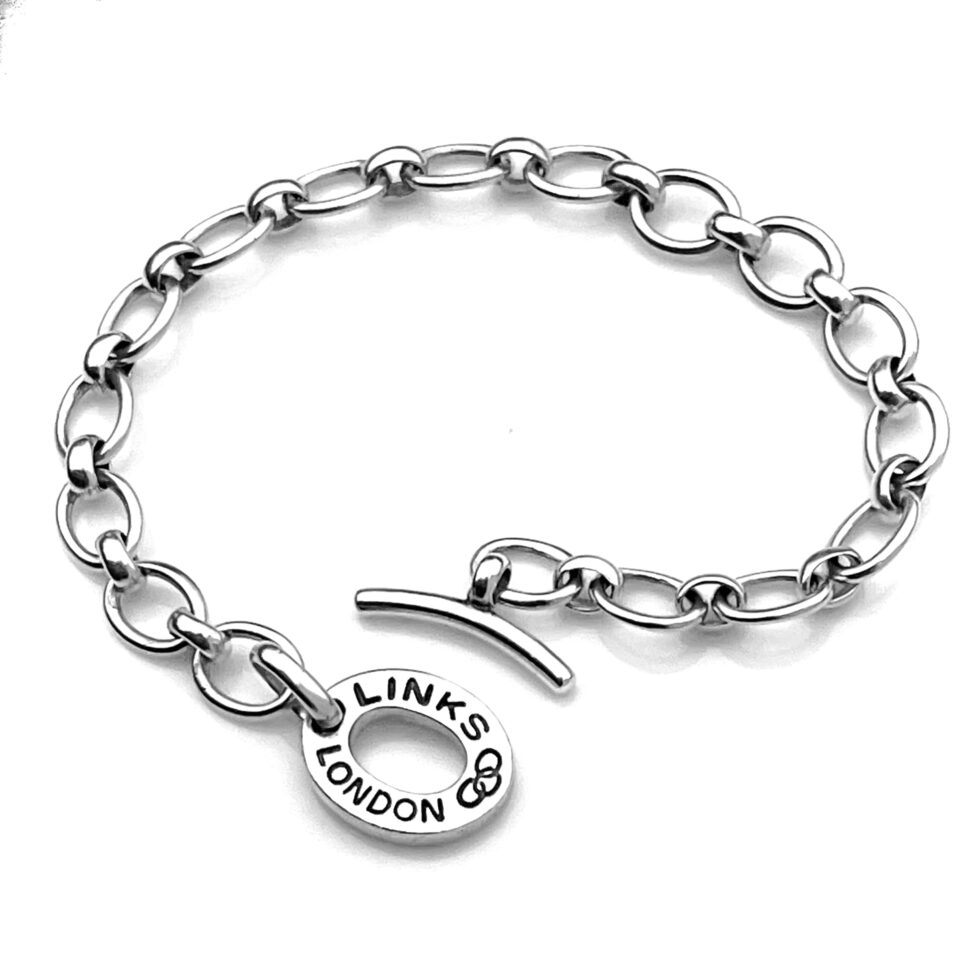 Close-up of the “LINKS LONDON” engraving on the toggle clasp.