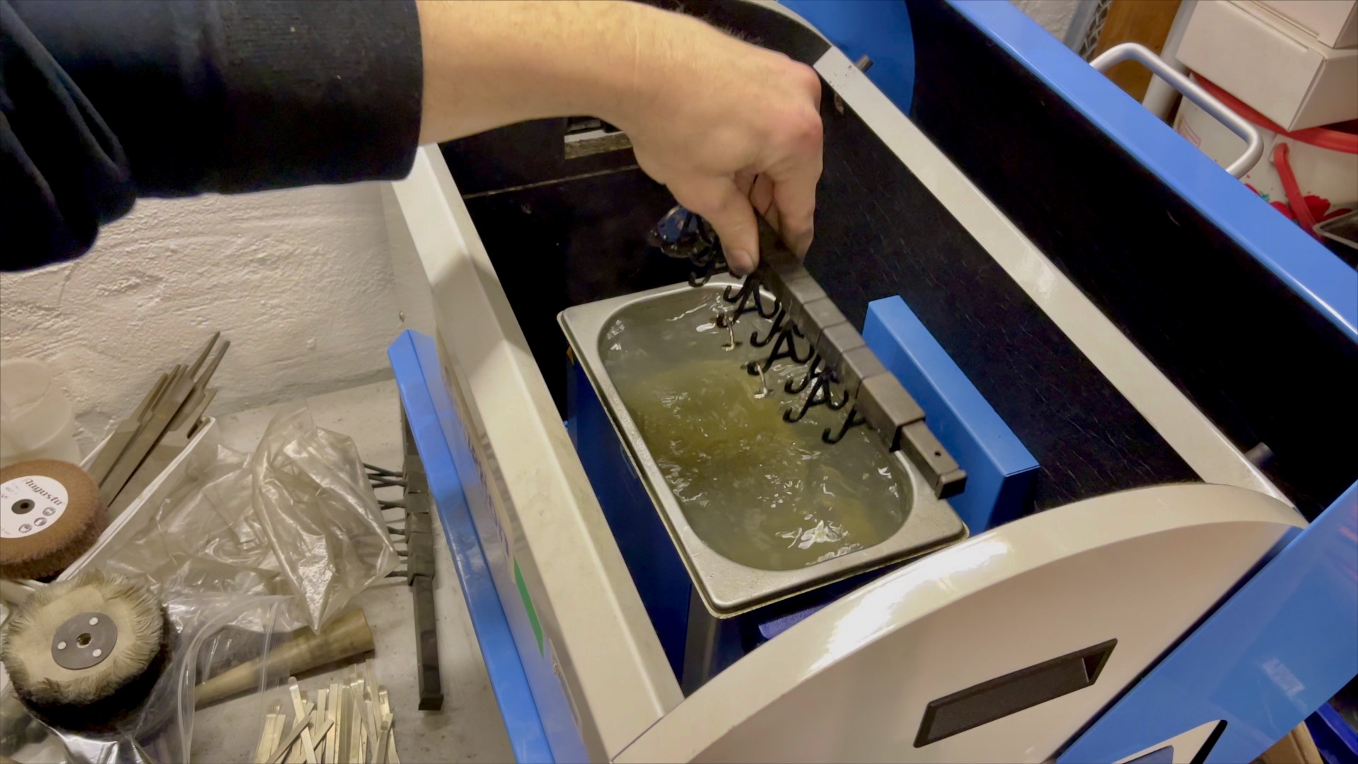 Ultrasonic cleaning jewellery