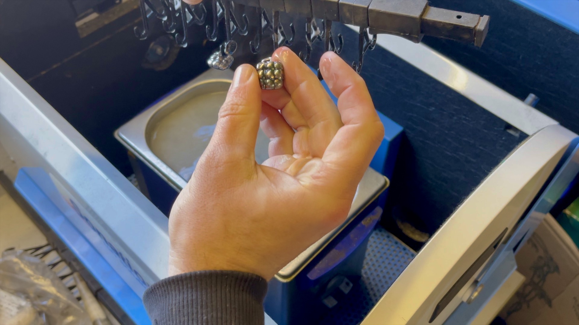 Ultrasonic cleaning of silver cufflinks at Links London