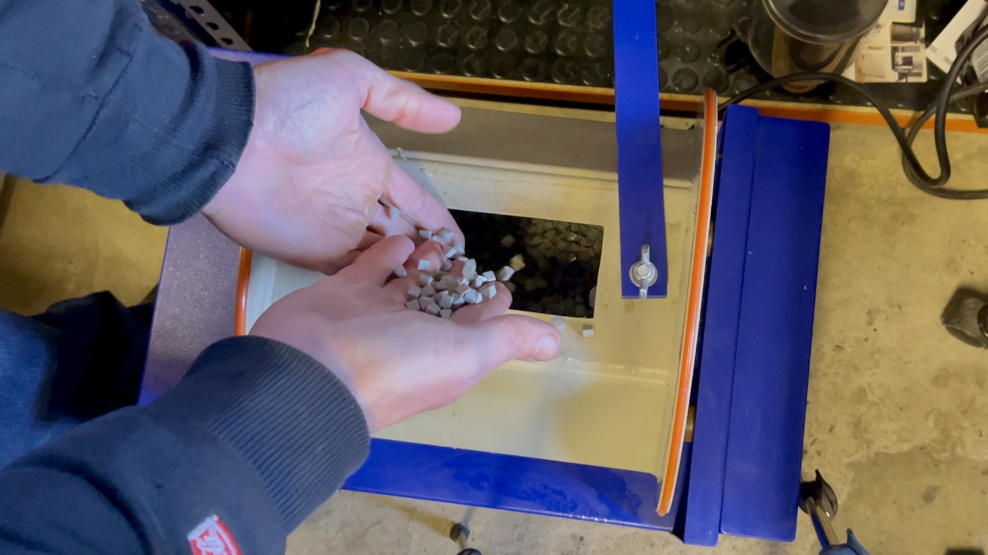 Ceramics media polishing cufflinks in the barrel tumbler