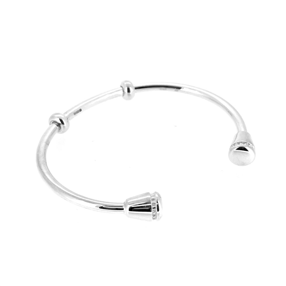 Side view showing bangle’s 3mm round silver construction