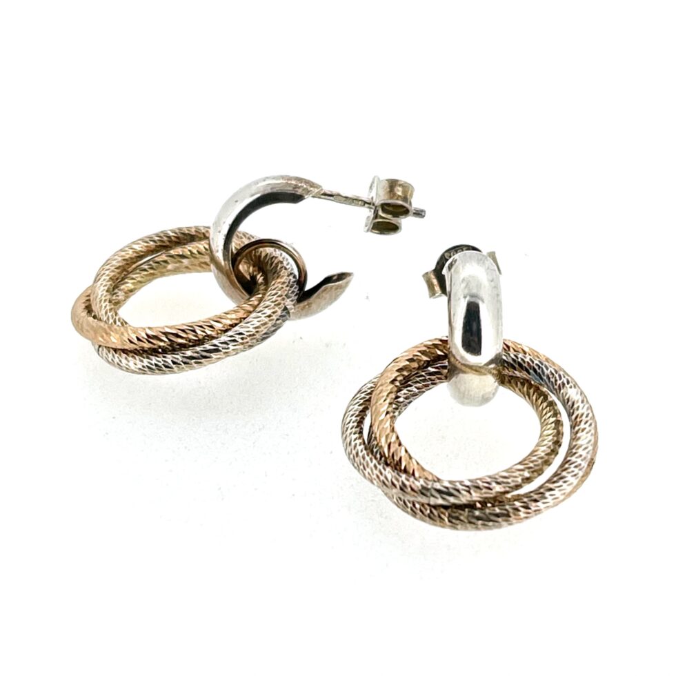 Faceted twist design on interlocking rings