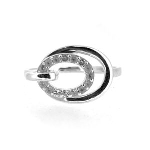 Top view of overlapping ovals ring design