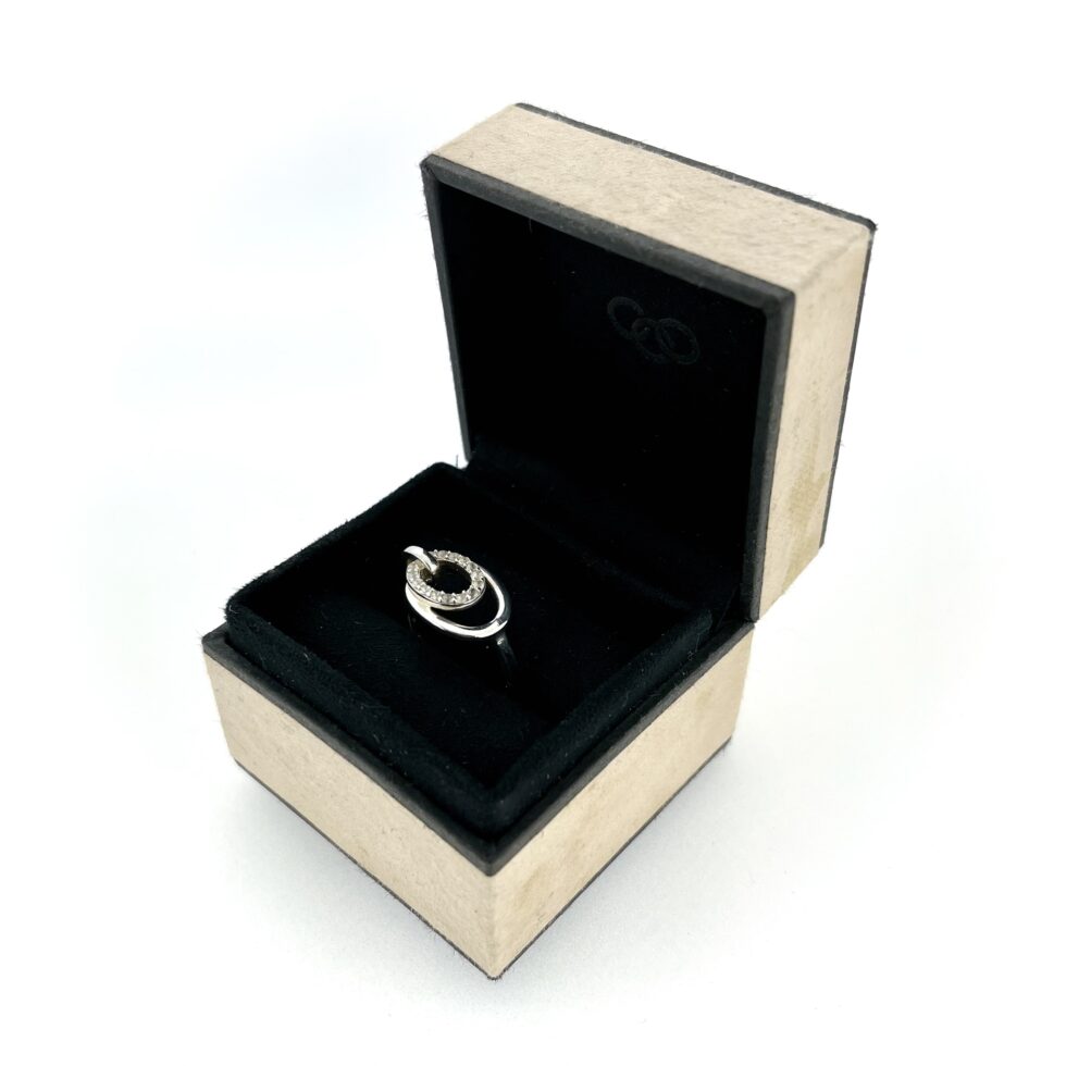 Links of London branding on vintage ring box
