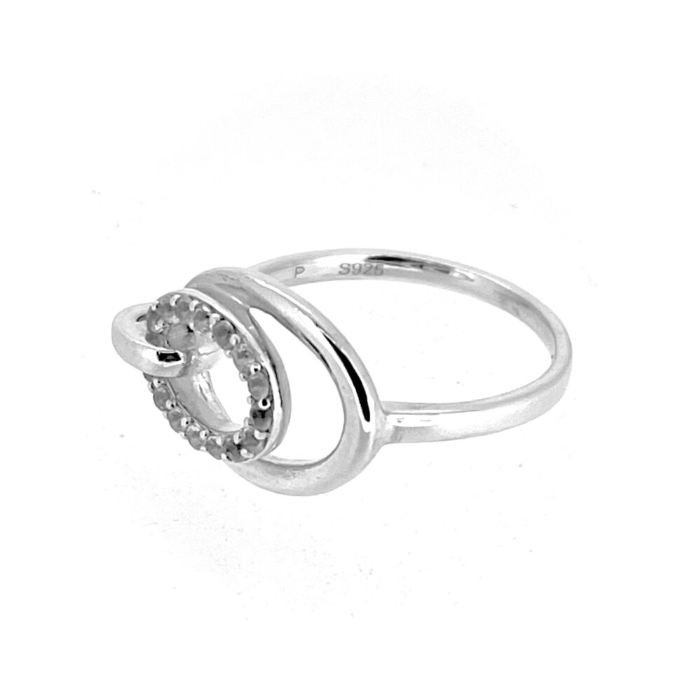 Side view of overlapping oval design ring