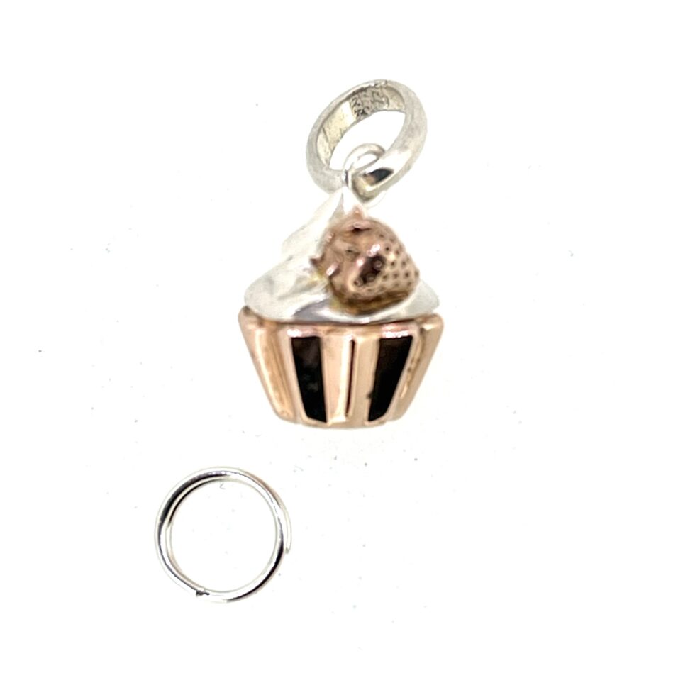 Detailed view of Links of London cupcake base