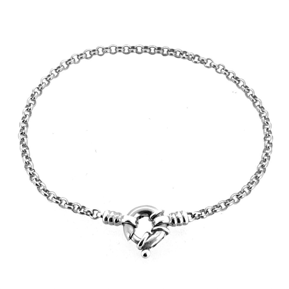 Round 3 mm interlocking links reflecting bright vintage polish