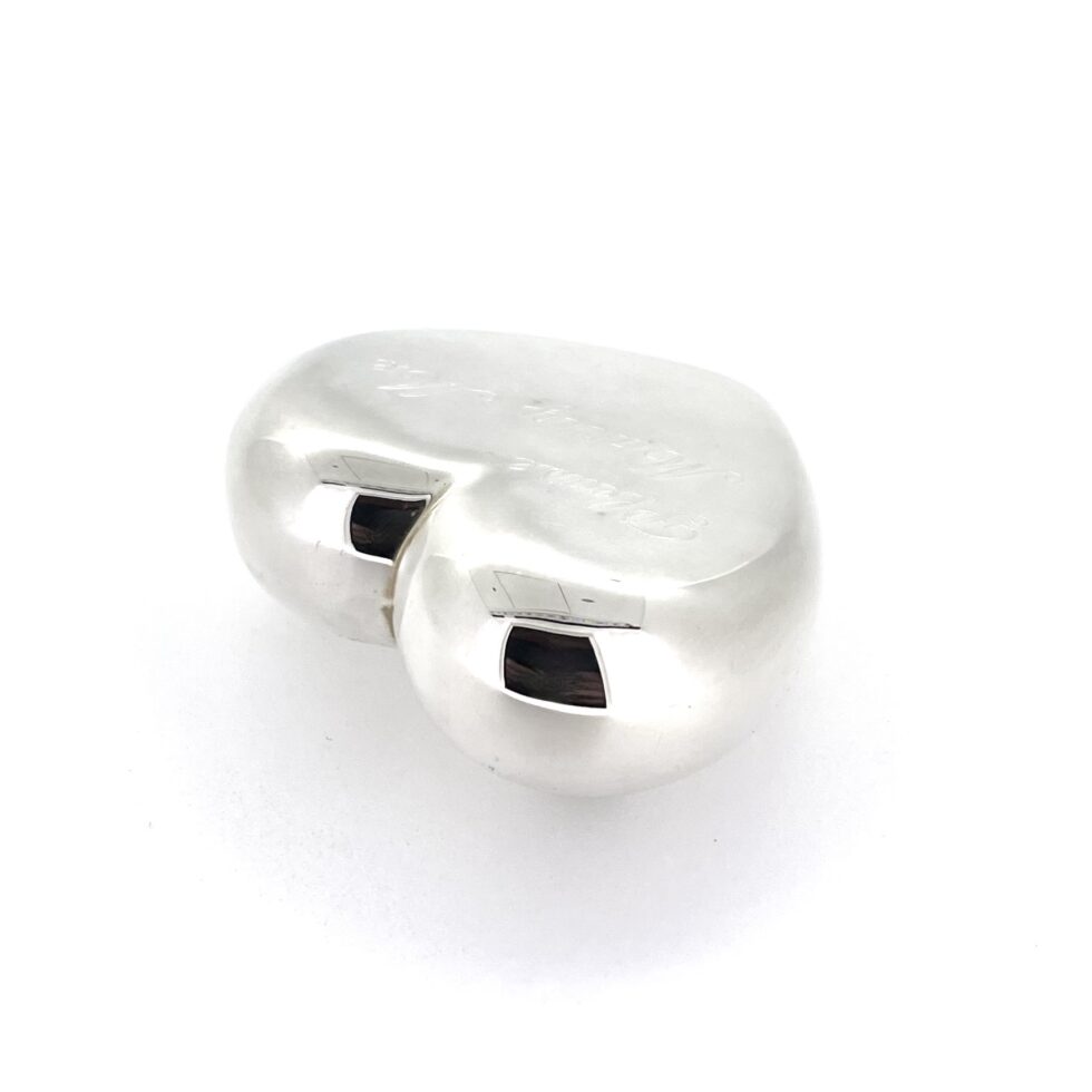 Side view showing curved form and shine