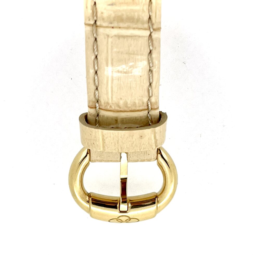 Gold-plated buckle engraved with Links of London three-ring motif.