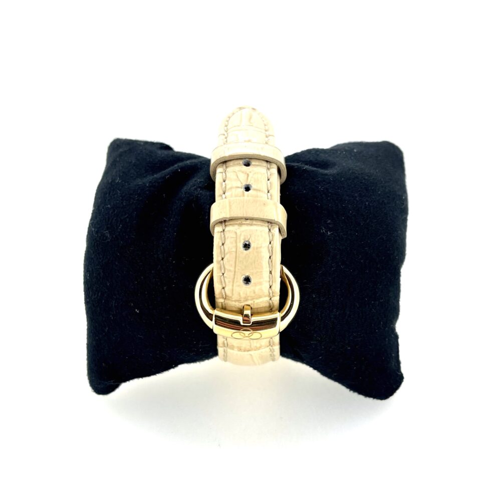 Gold-plated buckle engraved with Links of London three-ring motif.