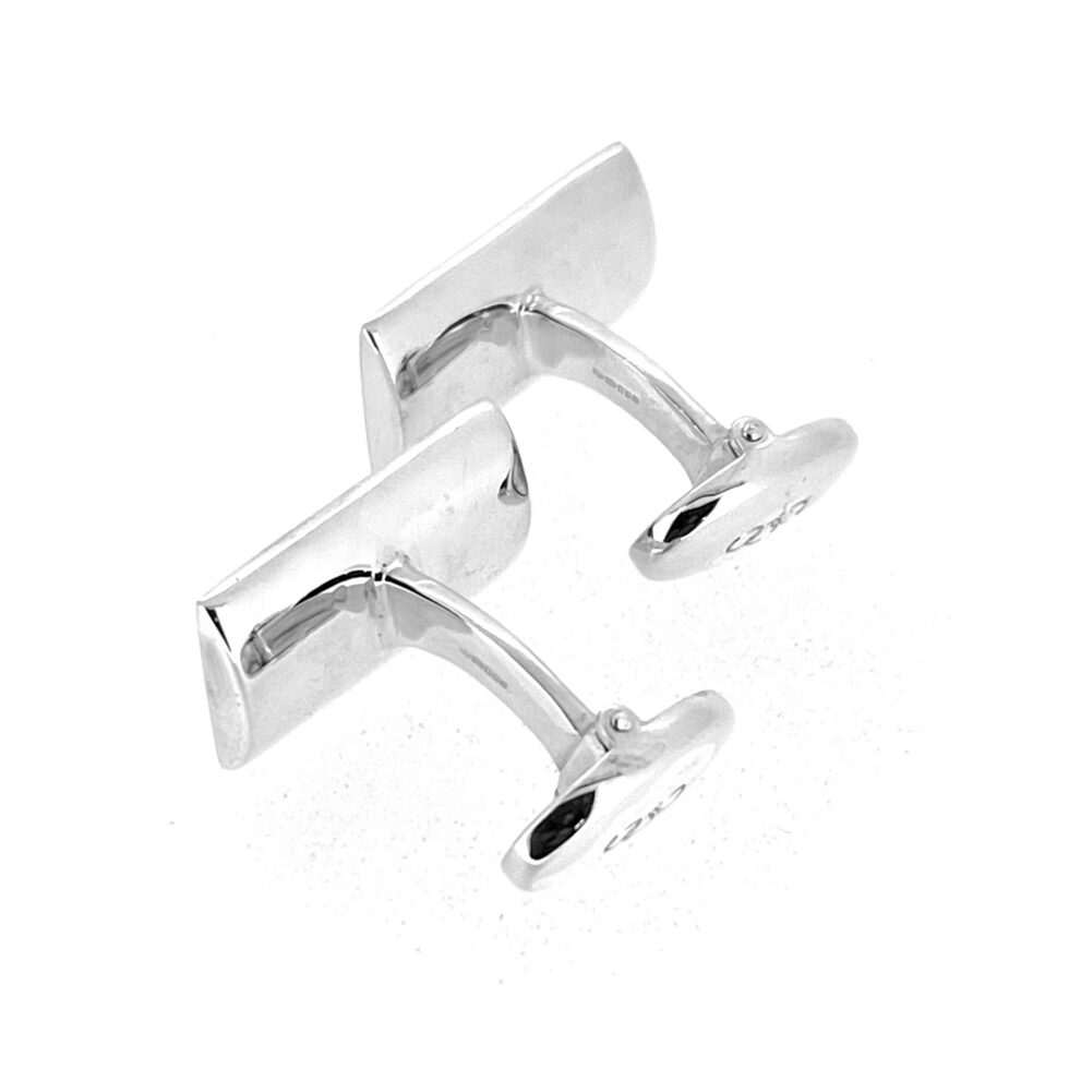 Curved connecting bar detail on cufflinks