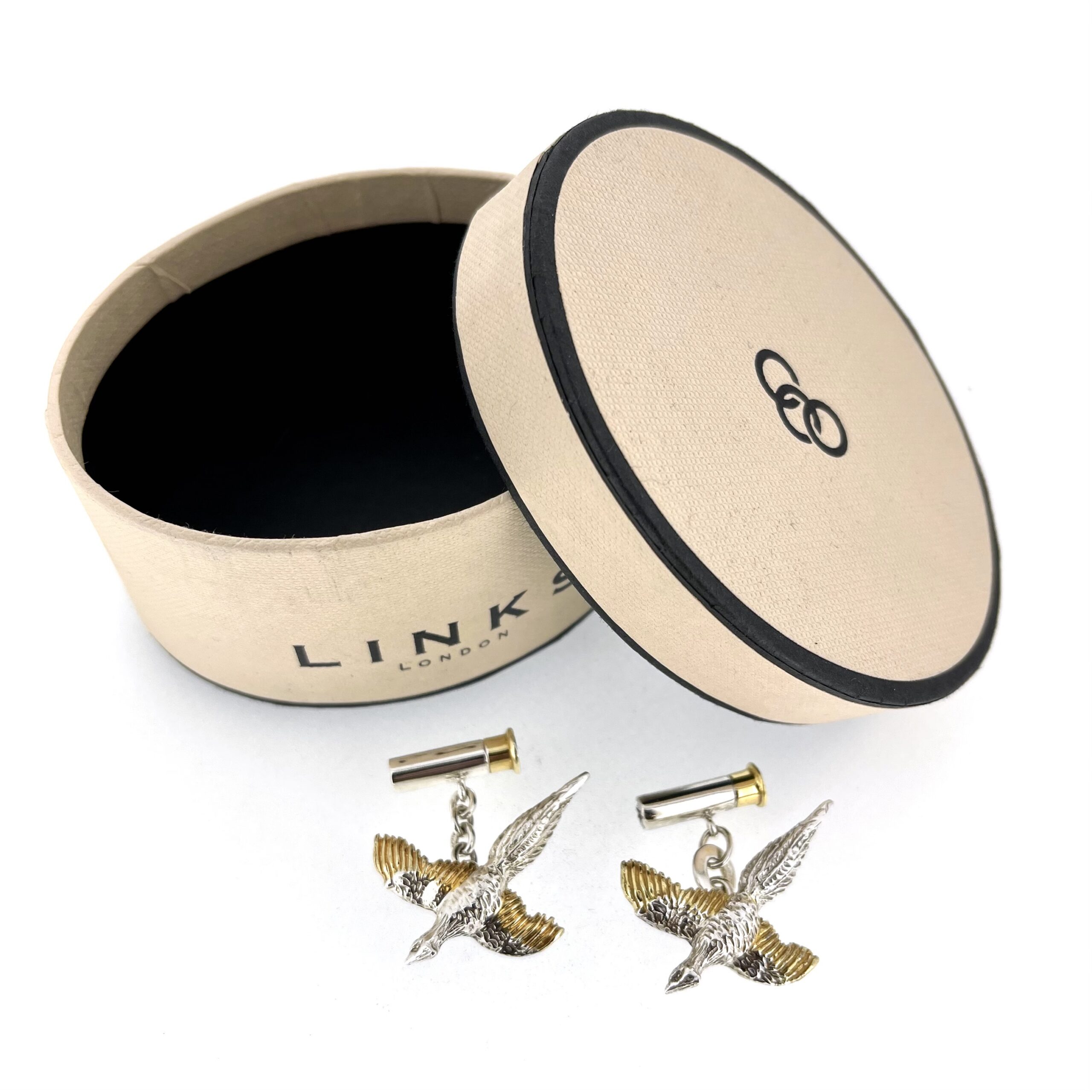 Oval link variation in one cufflink chain