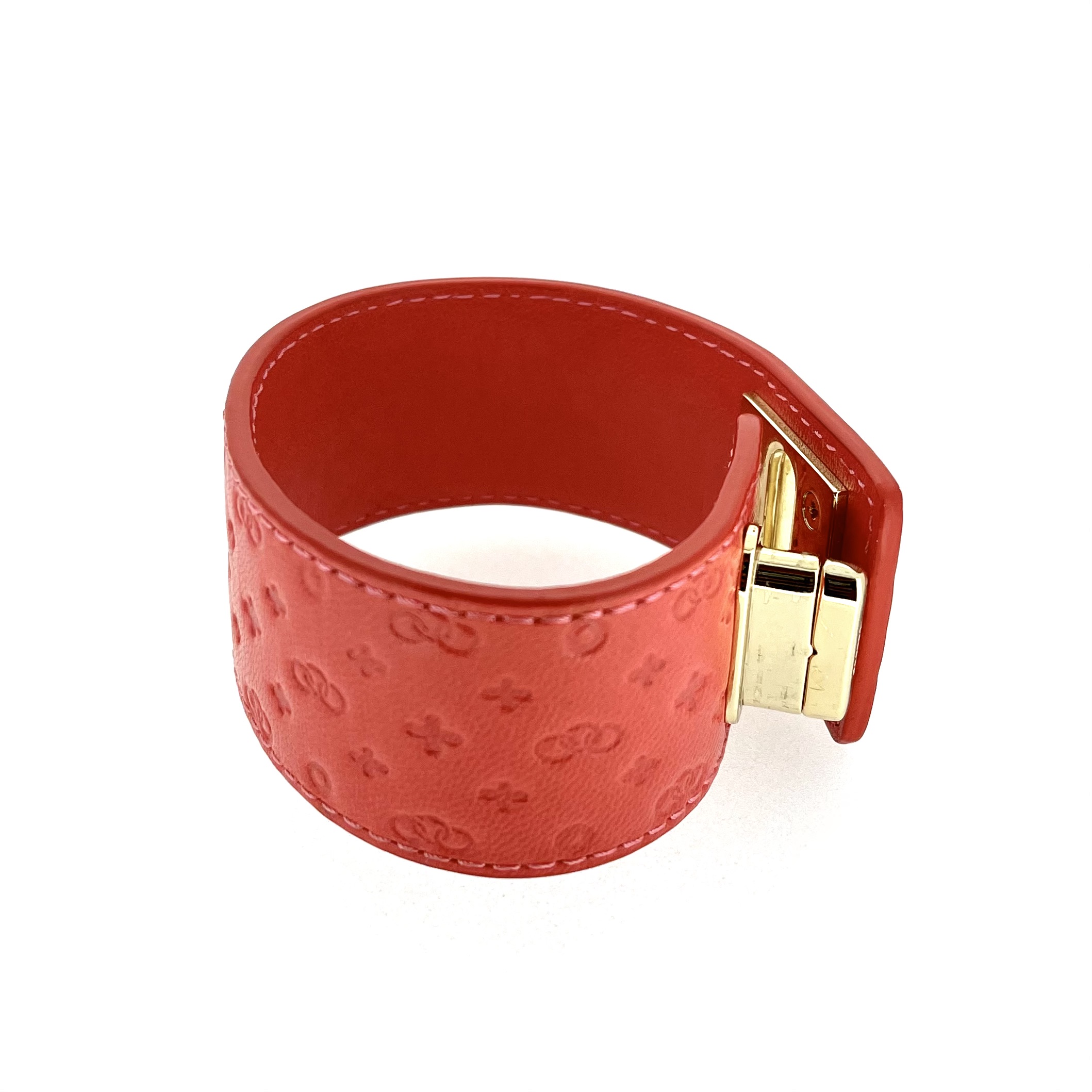 Gold plated toggle clasp Links London leather cuff close up