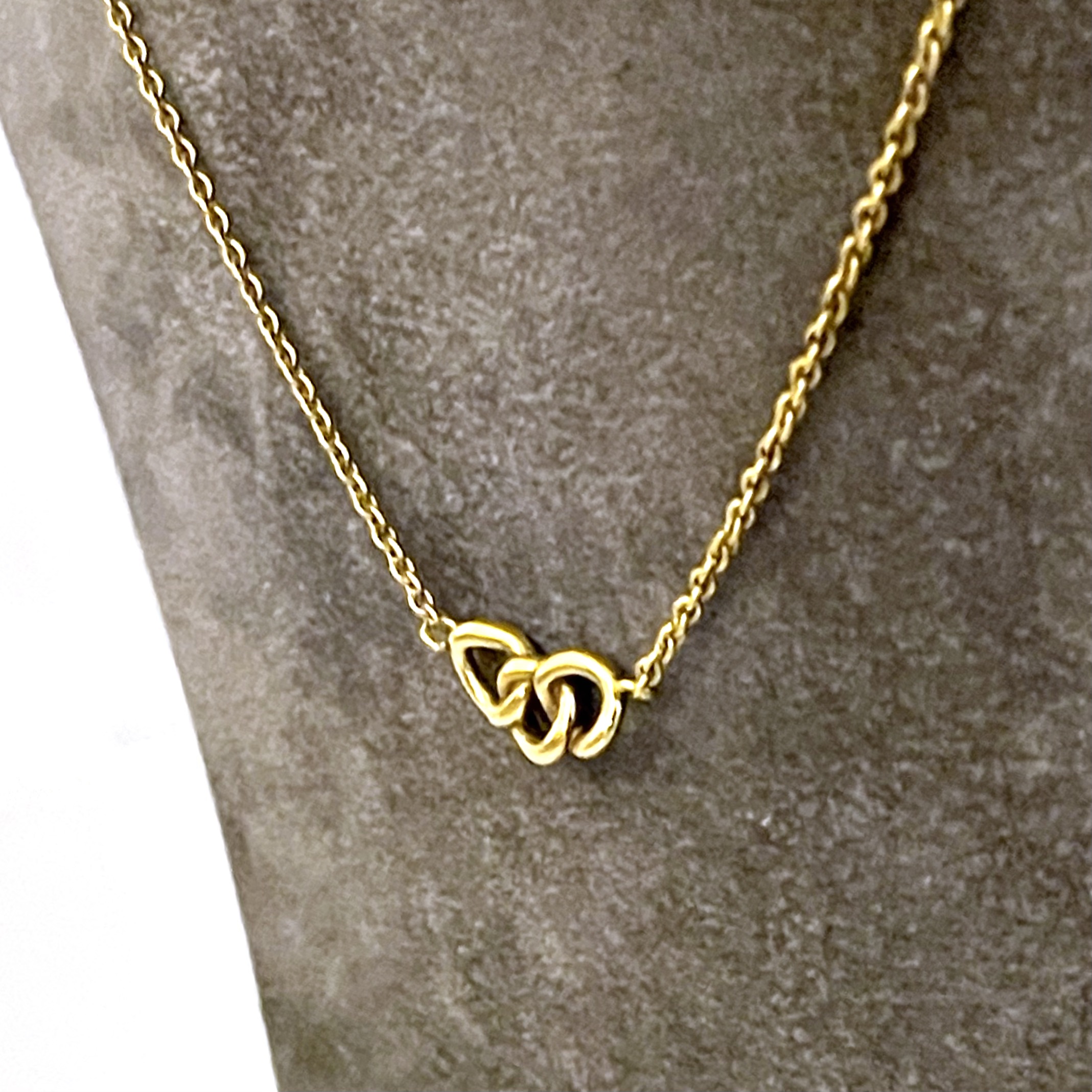 Vintage Signature Mini Necklace with interlinked gold rings