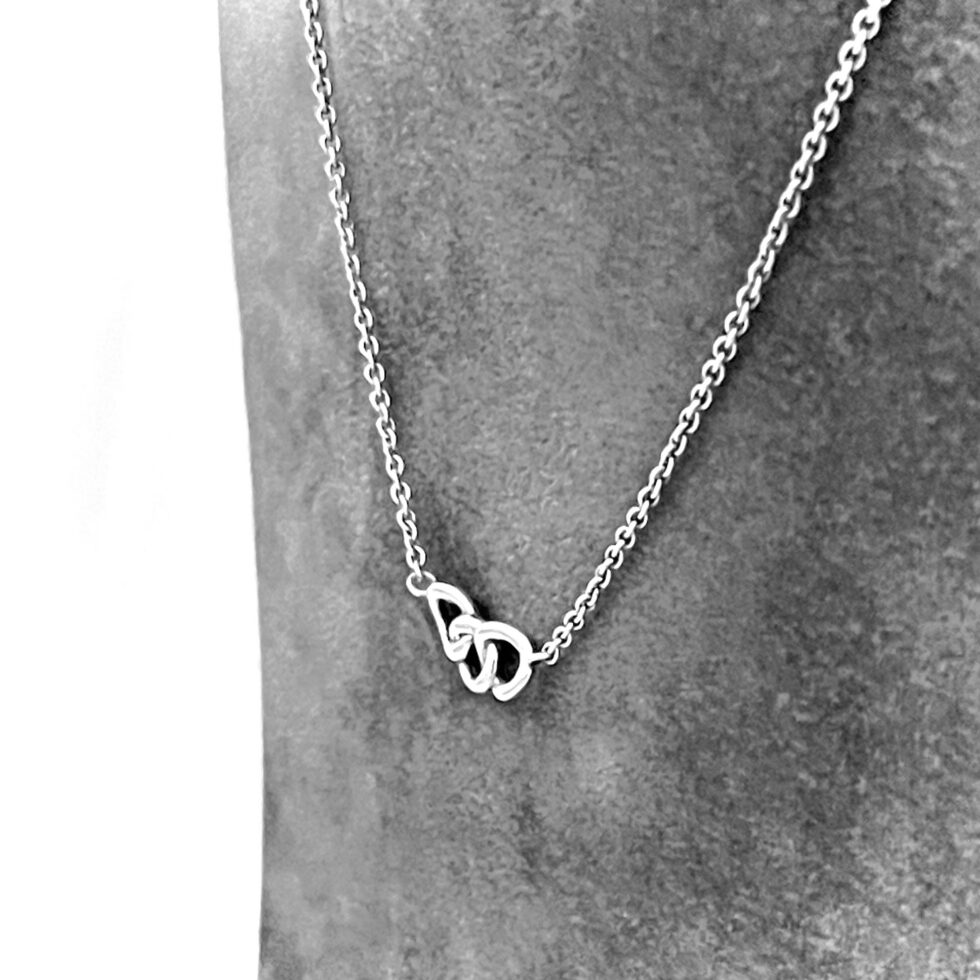 Fine oval-link trace chain with Links of London three-ring motif