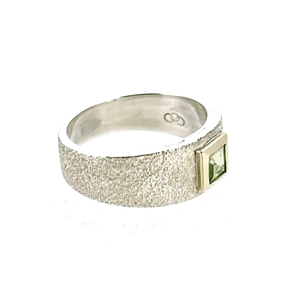Links of London peridot ring with gold-coloured square bezel