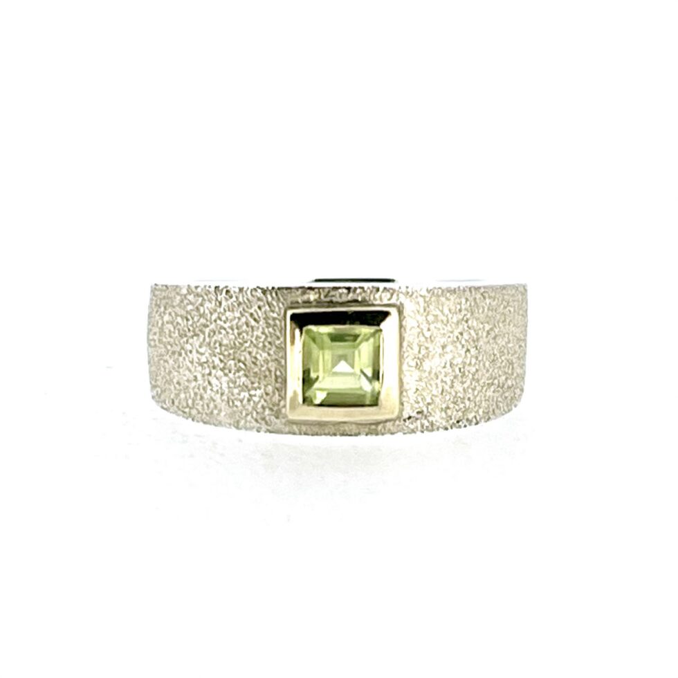Links of London square-cut peridot ring front view