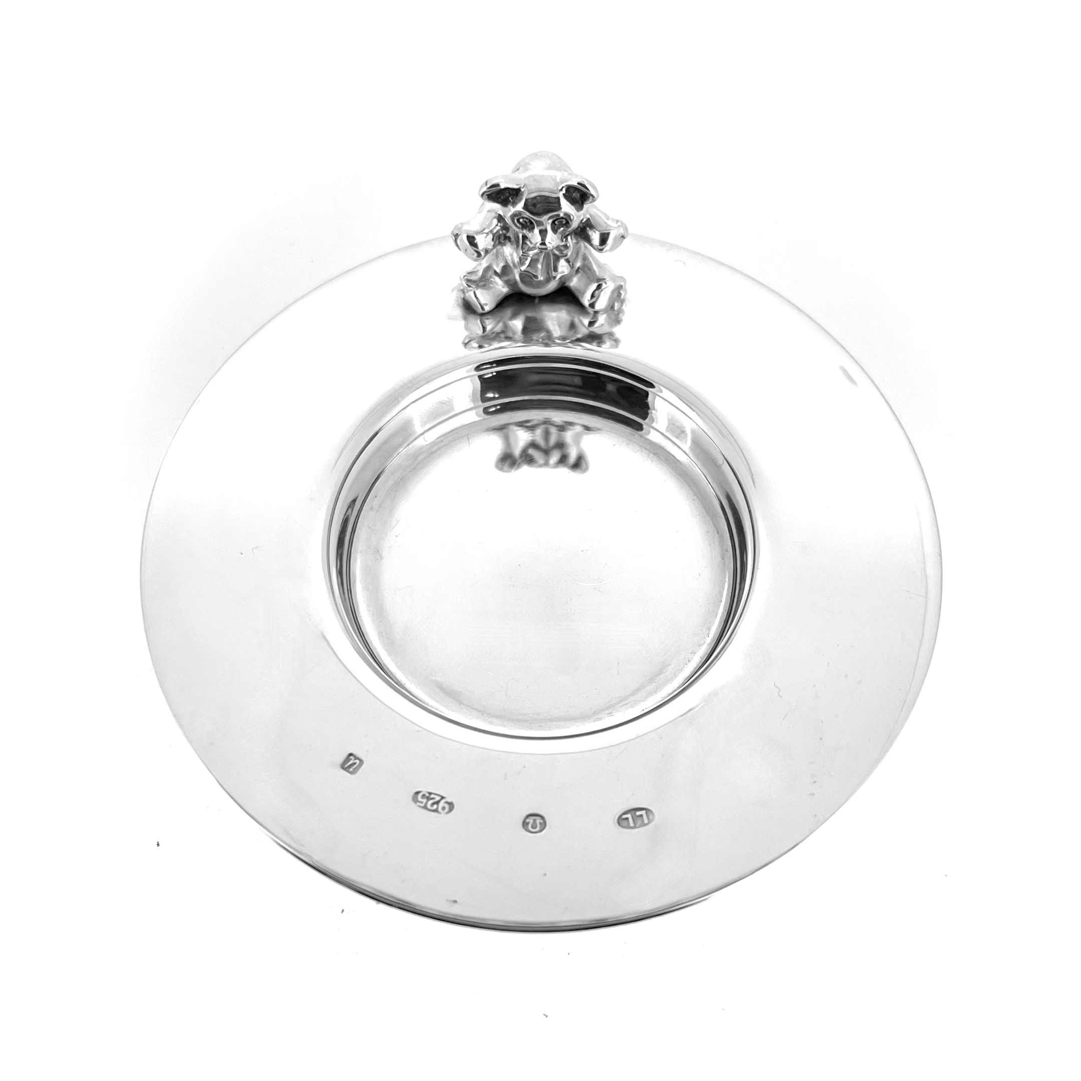 Sculptural sterling silver teddy bear measuring 20mm high